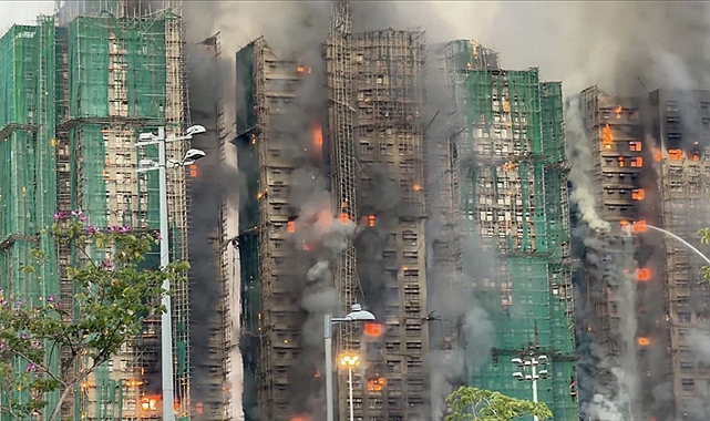 Hong Kong'da sitede yangın!