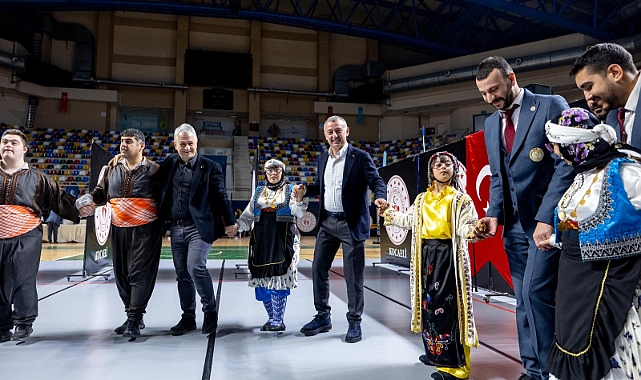 Kocaeli’de “Engelsiz Adımlar Halk Oyunları Yarışıyor”la özel bireyler sahne aldı