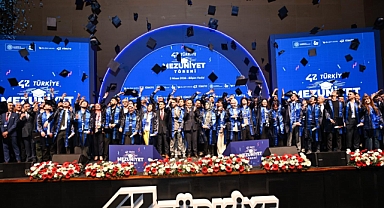 Bakan Kacır, Bilişim Vadisi’nde 42 Türkiye mezunlarına diplomalarını verdi