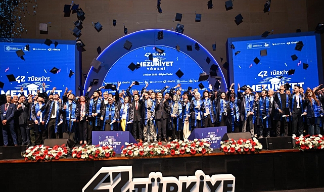 Bakan Kacır, Bilişim Vadisi’nde 42 Türkiye mezunlarına diplomalarını verdi